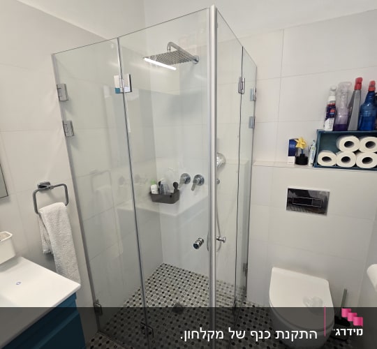 מקלחון זכוכית עם ראש מקלחת בחדר אמבטיה מודרני